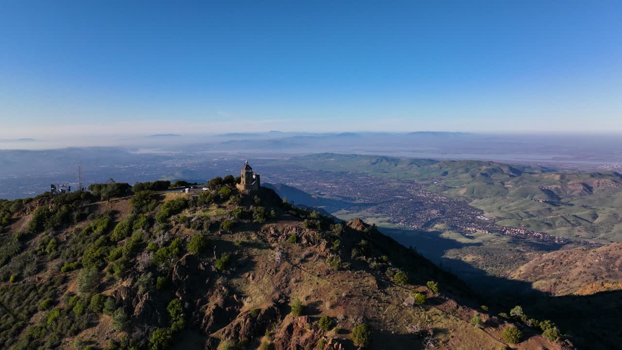 vista aérea de la torre beacon en la cima del parque estatal mount diablo, con vistas al área este de la bahía