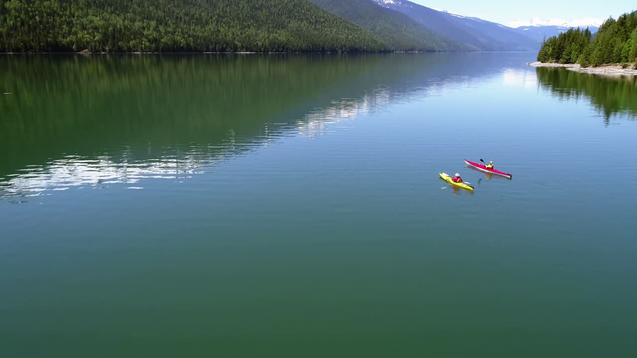 personas en kayak en el lago 4k