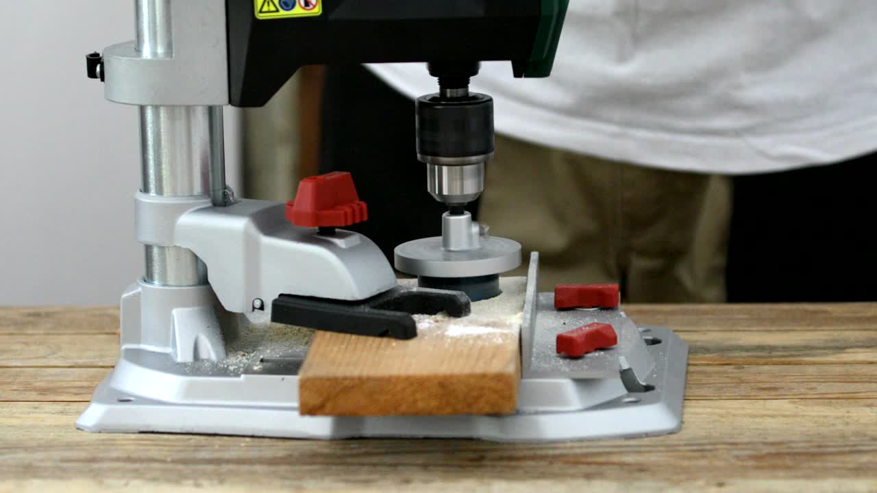 perforación de sierra de agujero circular en acción, primer plano