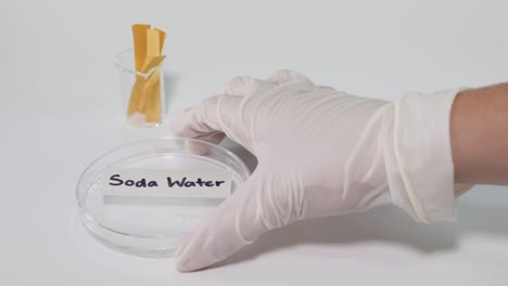 ensayo de papel litmus para la acidez del agua de soda