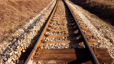 Tilt-Up-Shot-Zwischen-Schienen-Auf-Einer-Leeren-Eisenbahn-Mitten-Im-Nirgendwo