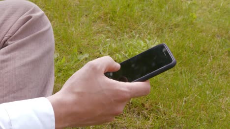 Close-up-of-man-using-a-smartphone