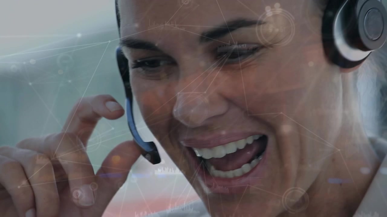 Representante de serviço ao cliente sorridente usando fone de ouvido