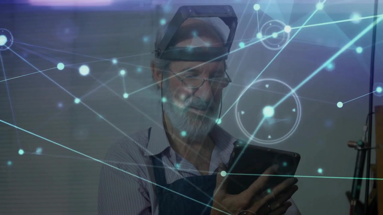Tecnico con tablet che esamina dati tecnici e avvia cluster di rete olografici