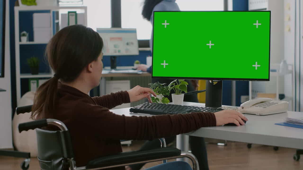데스크 ⁇  컴퓨터에서 일하는 장애인 여성 직원 녹색 모의 화면
