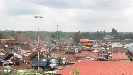 Spuren-Und-Fahrzeuge-Geparkt-Otside-Geschäfte-Kleine-Stadt-In-Afrika