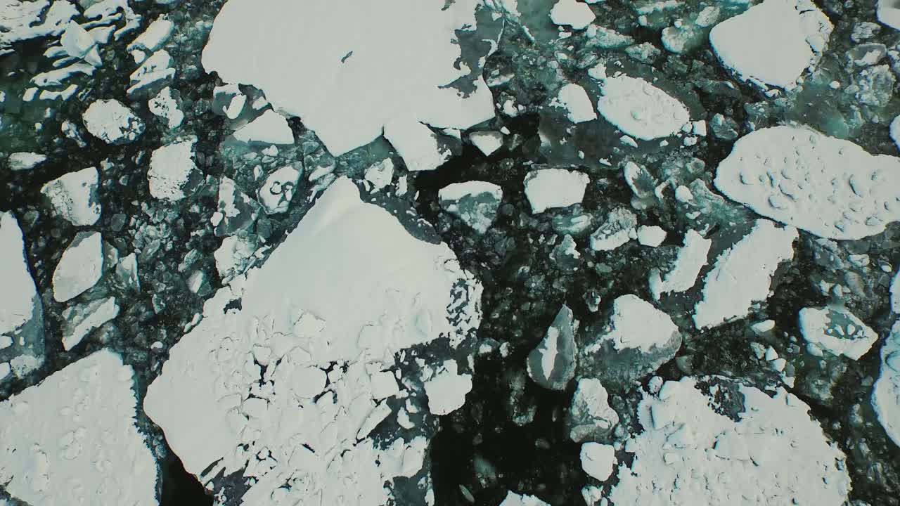 지구 온난화로 인해 얼음이 위에서 녹는 것을 보여주는 아이슬란드의 요쿨살론 상공에서 공중 촬영