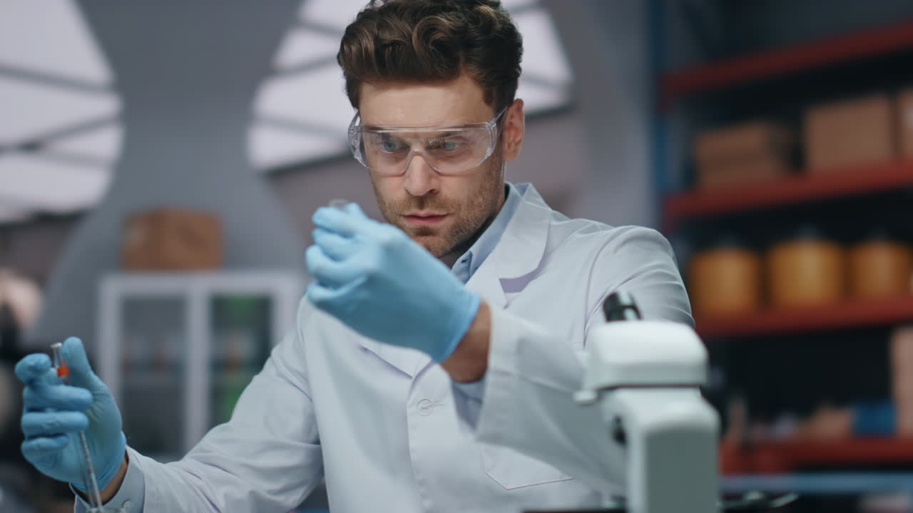 médico profesional haciendo experimentos con medicamentos de innovación en la clínica de cerca.