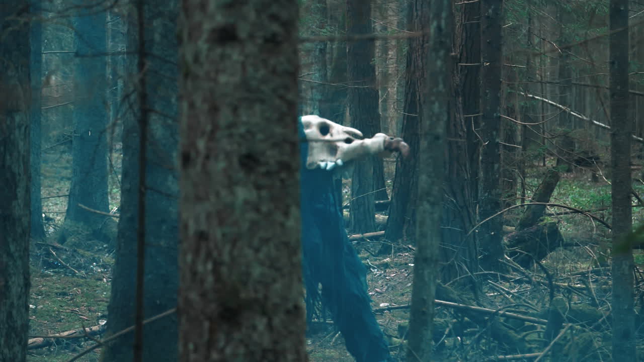 terrible animal con patas altas caminando por el bosque. criatura misteriosa