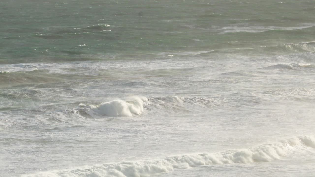 역동적인 바다 파도가 위대한 바다 도로를 따라 부히고, 자연적인 조명 속에서 조용하고 리스러운 흐름으로 포착됩니다.