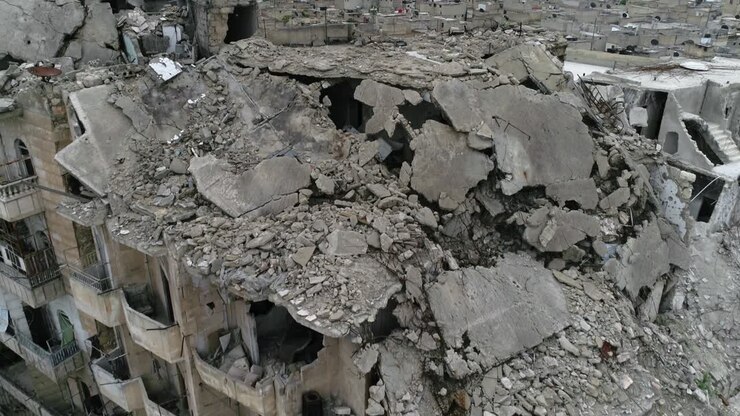 Veduta ravvicinata sulle rovine di edifici ad Aleppo, Siria. Si possono vedere edifici distrutti nelle strade della città - veduta aerea con drone 4K.