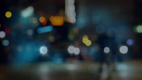 viajeros ocupados en la calle de la ciudad por la noche