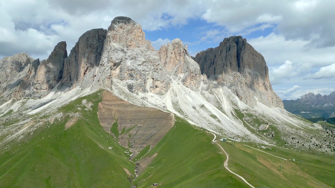 4K luftfoto af Dolomitterne i Trentino-Alto Adige, Italien i august 2024