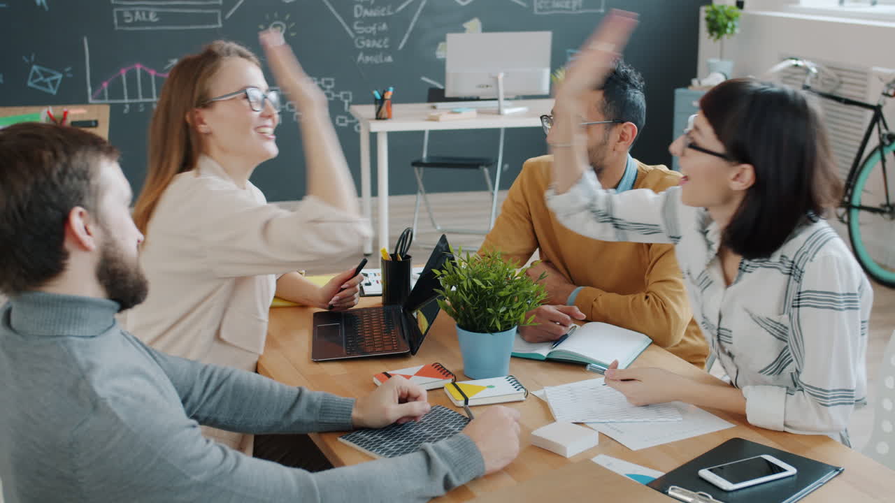 colaboración en equipo en la oficina moderna