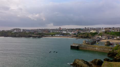 Imágenes-Aéreas-De-Kayakistas-De-Mar-Saliendo-Del-Puerto-De-Newquay,-Inglaterra