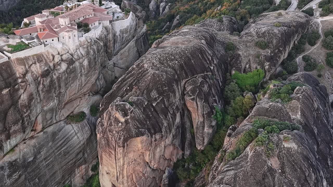 Rochas e mosteiros de Meteora na Grécia durante o dia