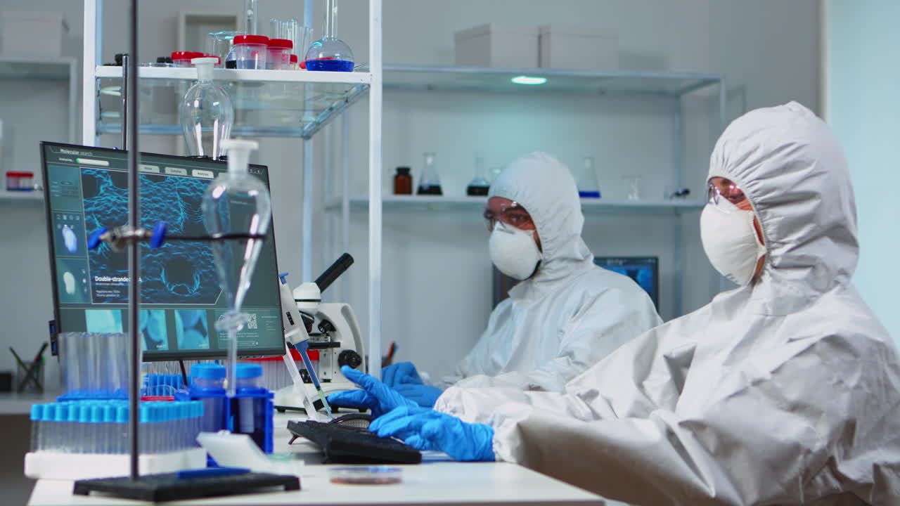 científicos con trajes de protección trabajando en un laboratorio químico