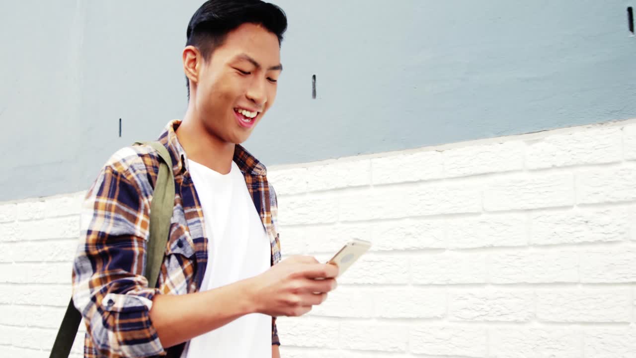 고 웃고 스마트폰을 보는 남자