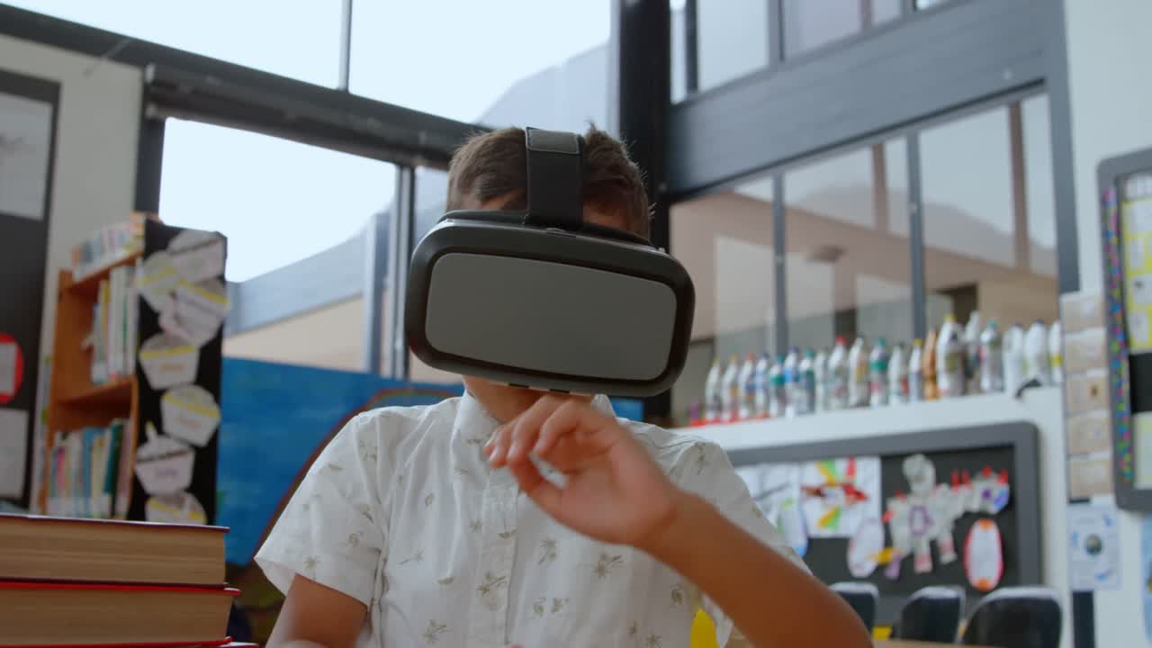 학교 4k의 교실에서 가상 현실 헤드 ⁇ 을 사용하는 아시아 학교 소년의 앞면