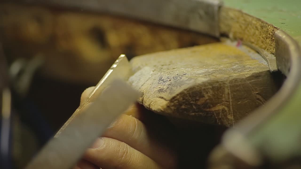 orfebre italiano en el trabajo construyendo un compromiso o un anillo de bodas