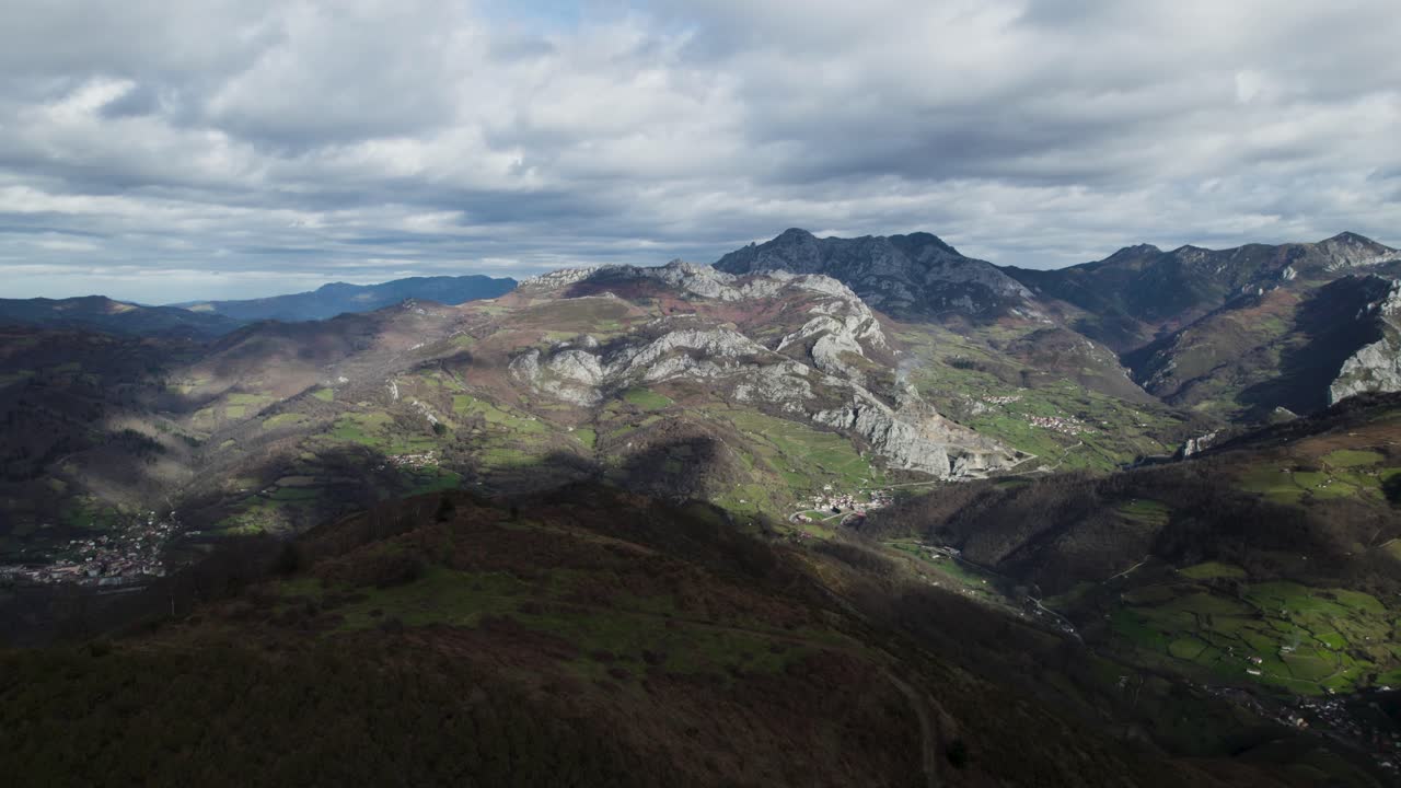 vuelo de aviones no tripulados sobre picos escarpados en el paisaje impresionante de asturias