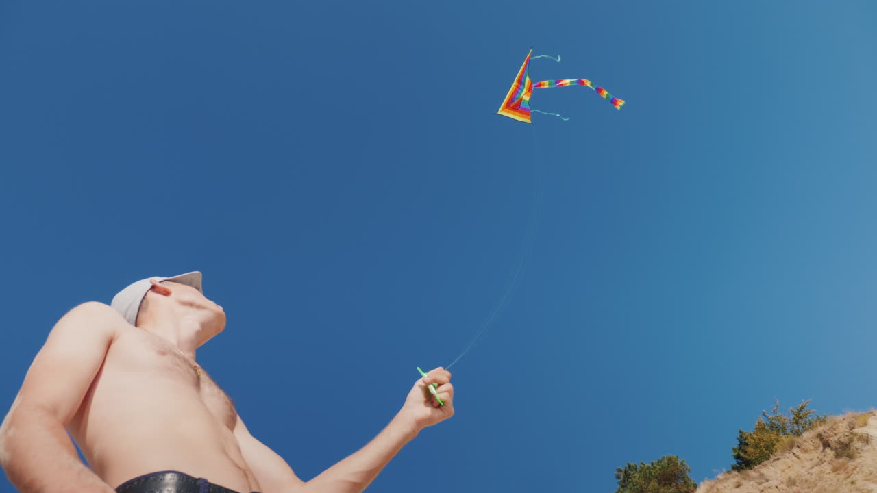 un hombre está tratando de volar una cometa no hay suficiente viento para una buena tensión de la cuerda