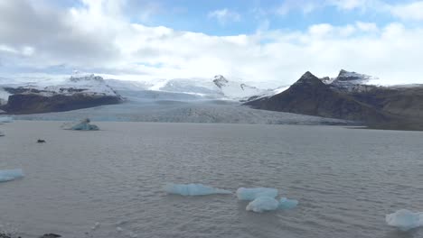 Langsame-Luftaufnahme-Einer-Gletscherlagune-Mit-Schwimmenden-Eisbergen