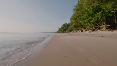 Meereswellen-Am-Sandstrand-Von-Knäbäckshusen-In-Südschweden-Österlen,-Niedrige-Weitwinkelaufnahme-Mit-Kardanring-Nach-Vorne