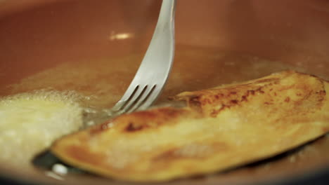 freír unas rodajas de berenjena