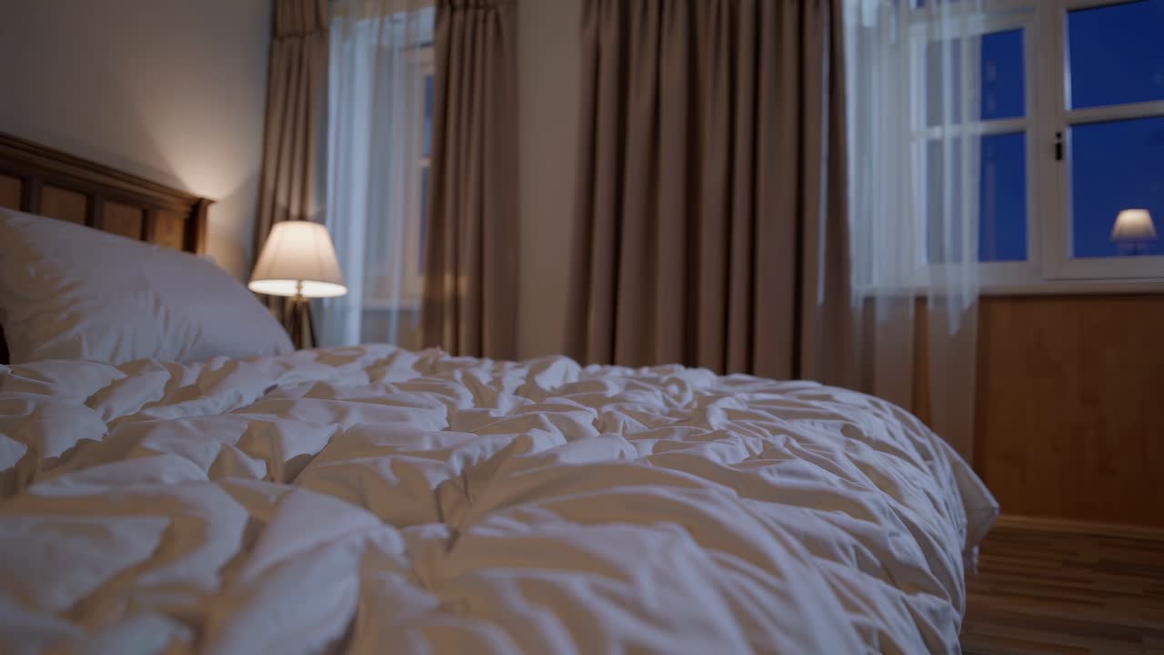 Accogliente scena di una camera da letto con illuminazione soffusa, catturata da un angolo basso