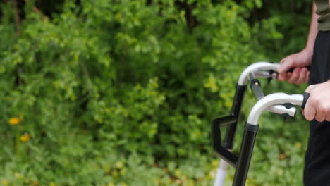 persona que usa un andador en un parque