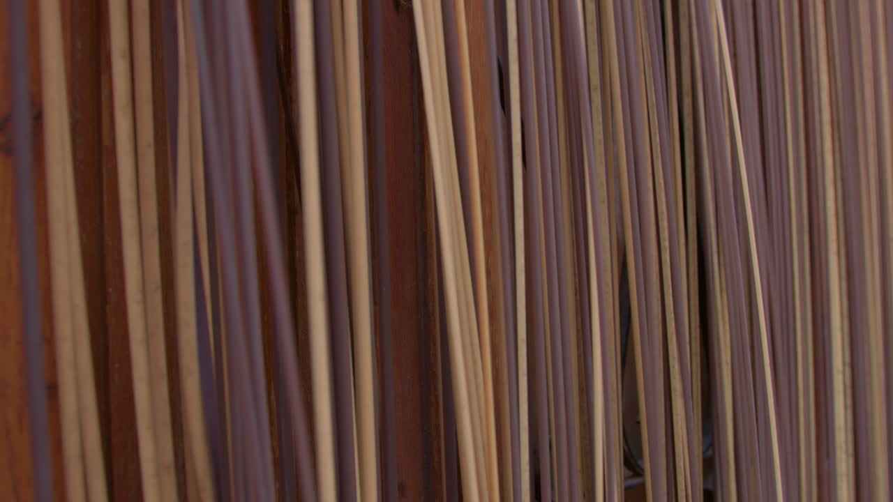 primer plano de palos de madera verticales o textura de bambú