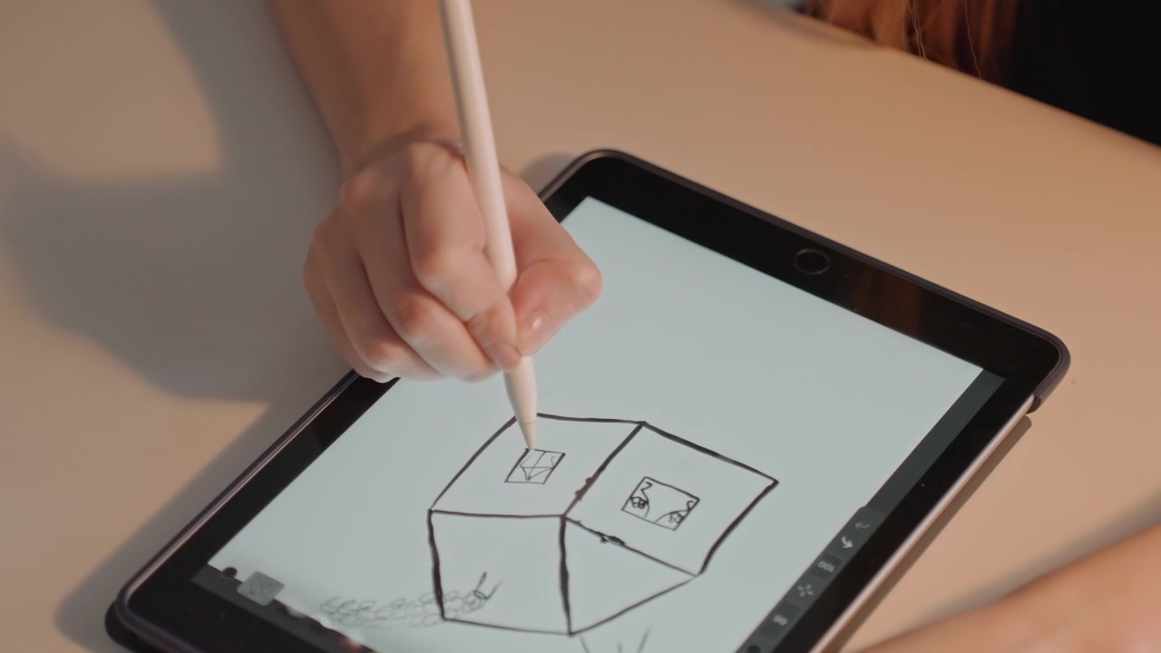 Mão segurando uma caneta stylus desenha formas geométricas. O desenho evolui continuamente à medida que o sujeito adiciona linhas. Uma visão em close-up mostra a interação entre mãos humanas e o esboço digital