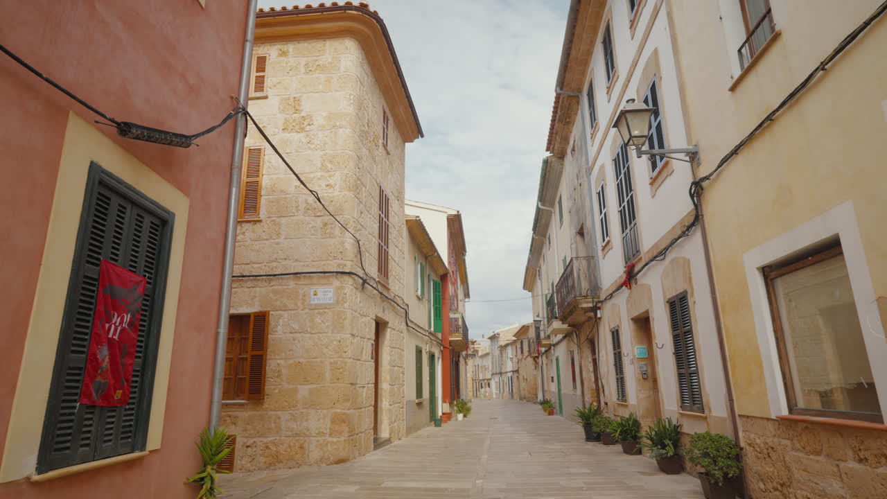Stretta via caratteristica a Maiorca, Spagna, con affascinante architettura tradizionale. Perfetto per documentari di viaggio o video di esplorazione culturale.