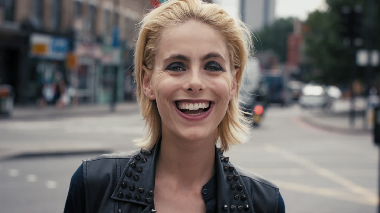 retrato en cámara lenta de una feliz y hermosa mujer punk caucásica sonriendo