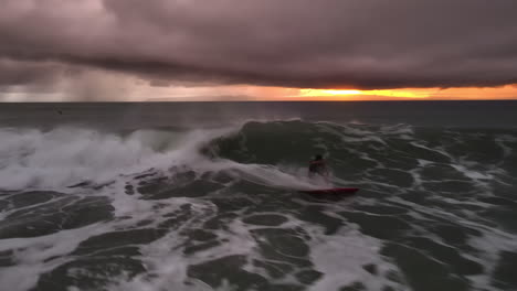 el surfista cabalga dinámicamente las olas contra el paisaje marítimo del atardecer de costa rica