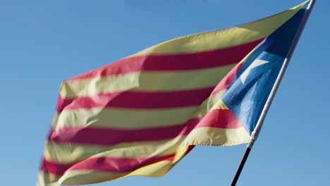 Die-Katalanische-Unabhängigkeitsflagge-Weht-Am-Blauen-Himmel