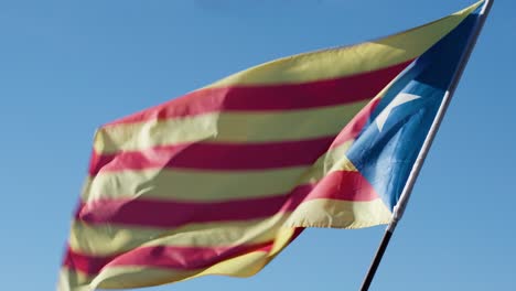 Bandera-De-La-Independencia-Catalana-Ondeando-En-El-Cielo-Azul