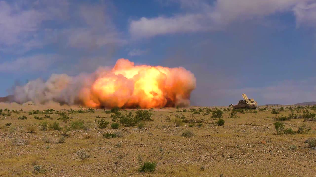 2019년 캘리포니아주 포트어윈 지뢰국립훈련소 전장을 휩쓸고 있는 m1150 어설트 브리처 차량 앞에서 거대한 폭발이 일어난다.