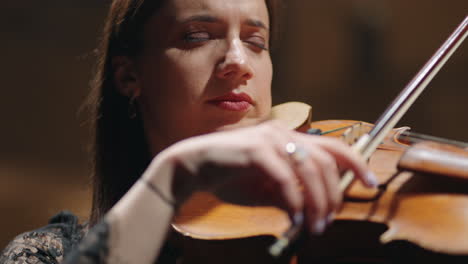 Una-Mujer-Inspirada-Y-Emocional-Toca-El-Violín-En-La-Escena-Del-Music-Hall-Retrato-De-Una-Músico