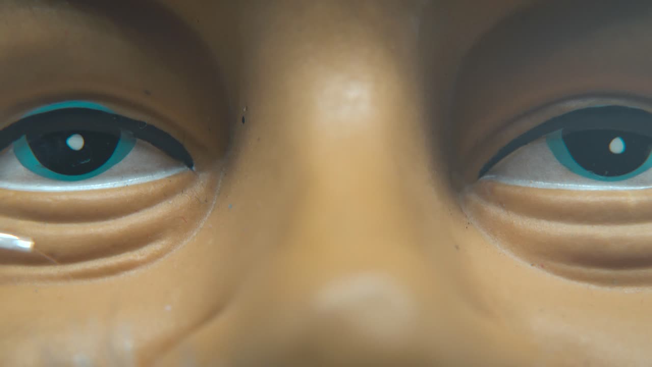 cara de santa claus de plástico en un sombrero rojo, gran barba blanca y cejas, ojos azules, decoración de navidad, decoración tradicional de vacaciones de año nuevo, creativo macro lento inclinado hacia abajo, video 4k
