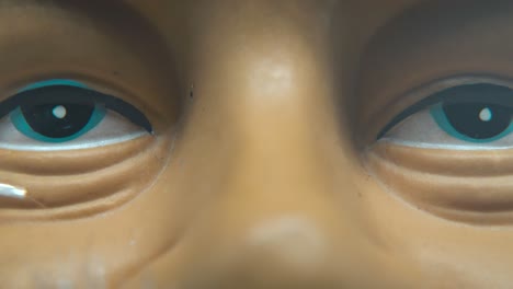 cara de santa claus de plástico en un sombrero rojo, gran barba blanca y cejas, ojos azules, decoración de navidad, decoración tradicional de vacaciones de año nuevo, creativo macro lento inclinado hacia abajo, video 4k