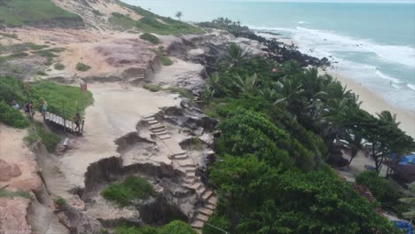 las escaleras de la playa brasileña del acantilado se desplazan hacia arriba para pasar por alto la playa