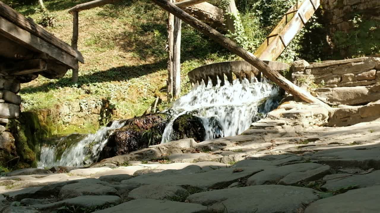 통나무 낙하산에서 분출하는 물 냄비