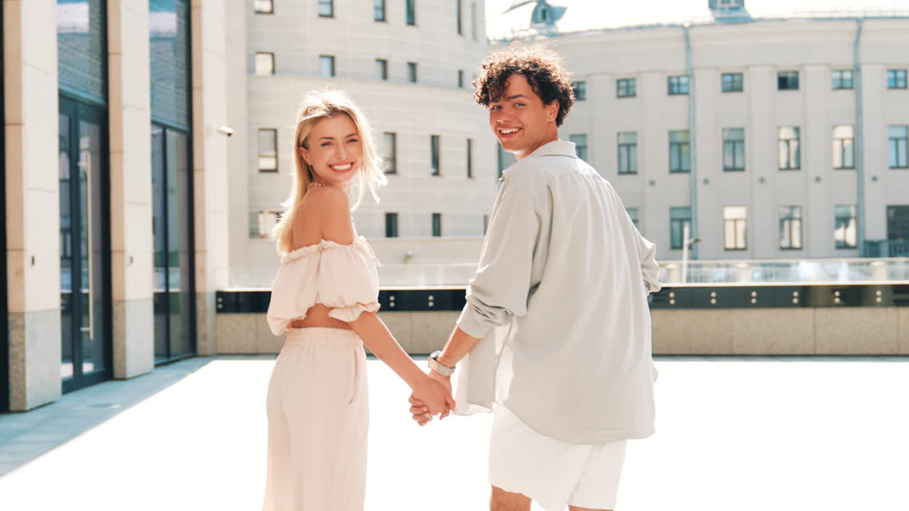 도시 에서 산책 하는 부부