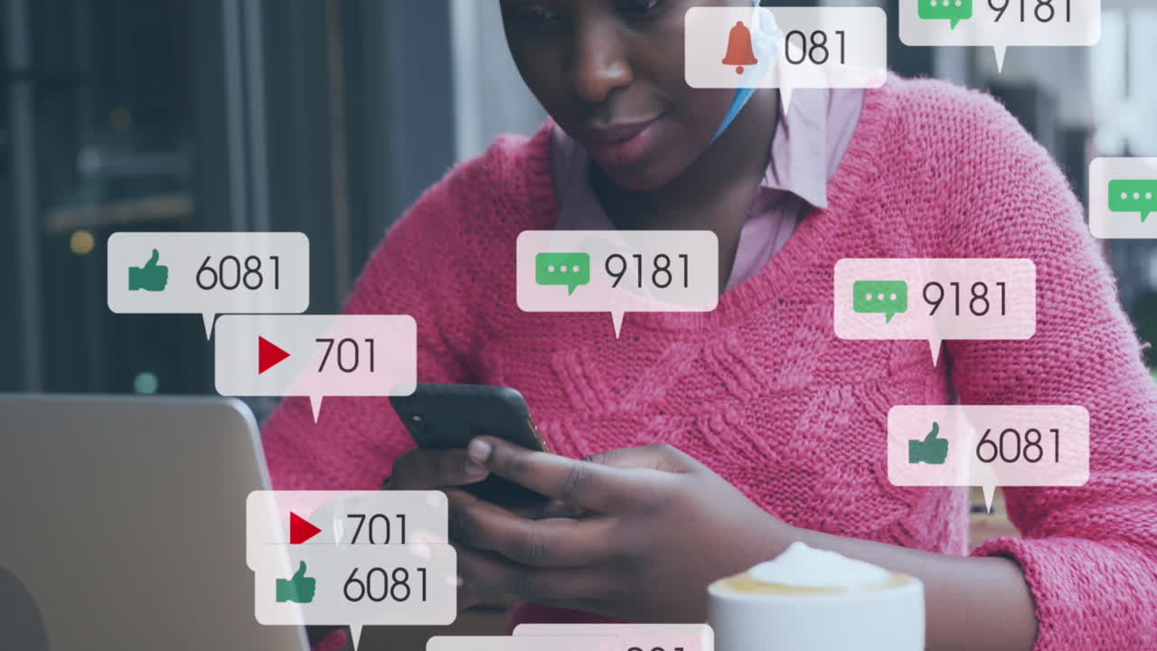 animación de iconos y números de redes sociales sobre una mujer afroamericana que usa un teléfono inteligente