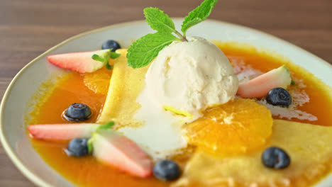 Crêpe-Suzette-Mit-Vanilleeis-Und-Frischen-Früchten