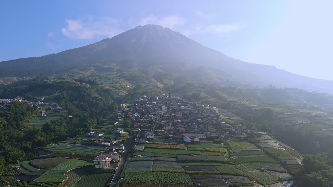 vista aérea de un paisaje rural tropical en la ladera de una montaña