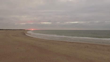 Antenne:-Ein-Bewölkter-Strand-Bei-Sonnenuntergang-In-Den-Niederlanden