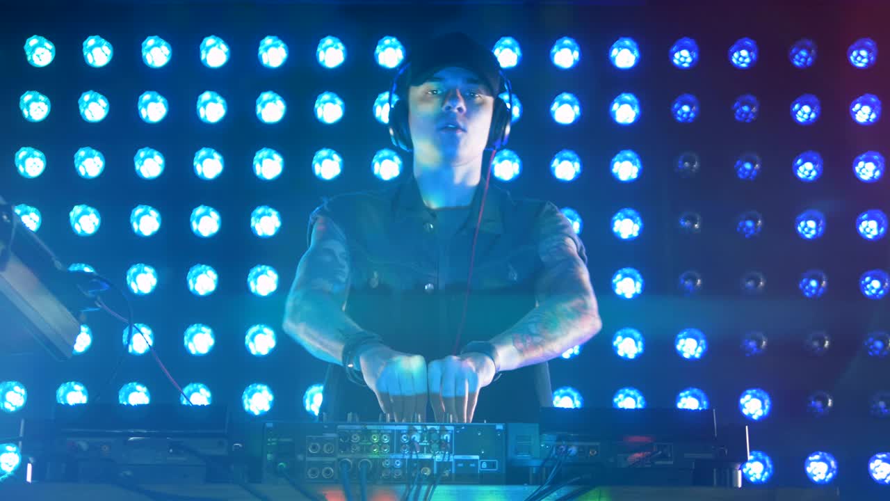 y el club dj de baile.